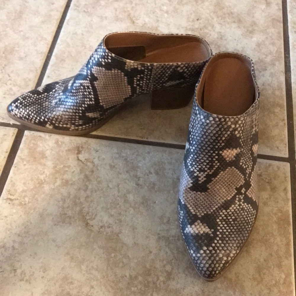 Faux snake skin shoes NWOT